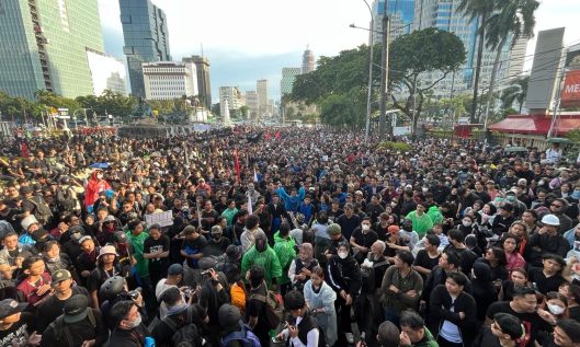 atmosphere of the #IndonesiaGelap demonstration